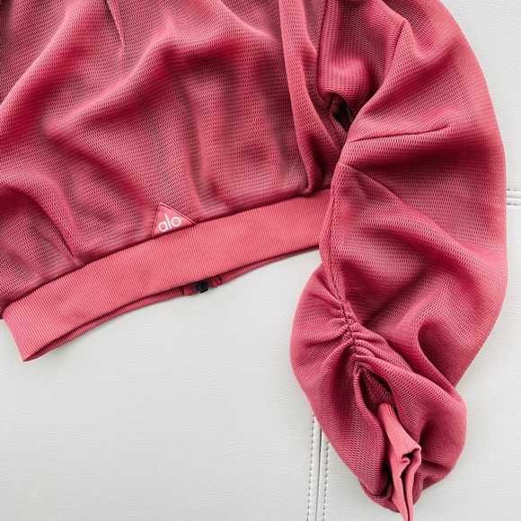 New with tags 
Alo Yoga
Field Crop Top | Jacket 
Color: Rosewood 
Size: XS - Picture 8 of 16
